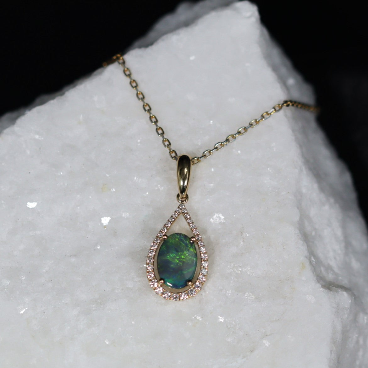 Black Opal 0.81ct 18K Gold with diamonds