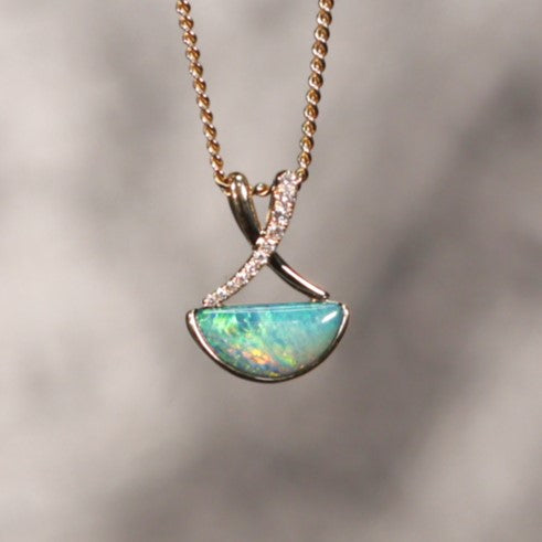 Black solid Opal 18K gold 0.92ct pendant