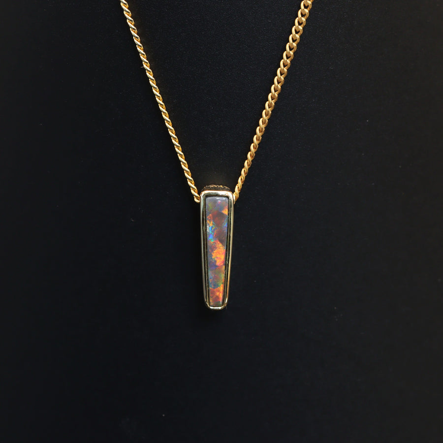 Black Opal Pendant – 18K Gold, 8×3mm, Semi-Dark, Rolling Red Flash