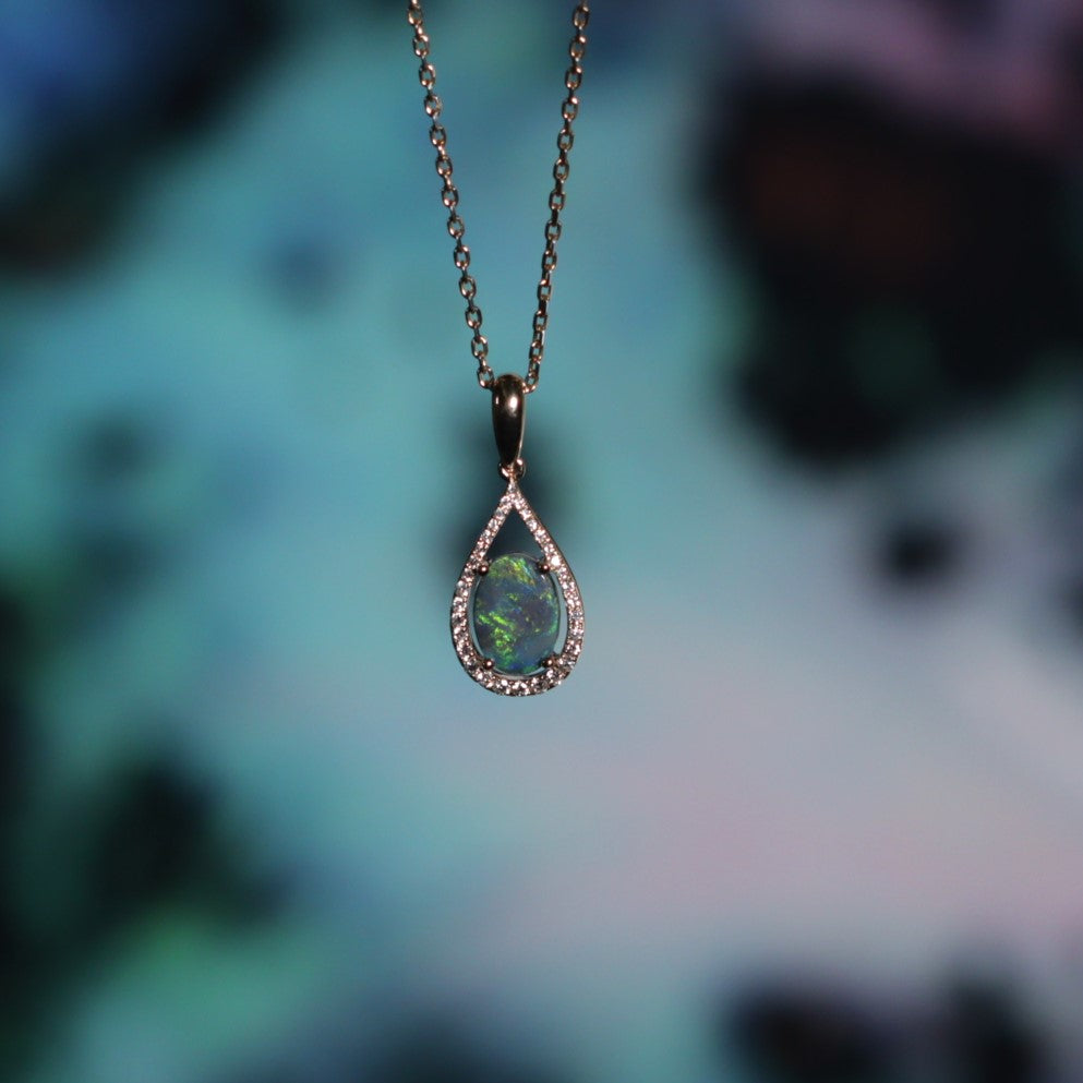 Black Opal 0.81ct 18K Gold with diamonds