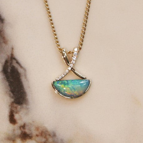 Black solid Opal 18K gold 0.92ct pendant
