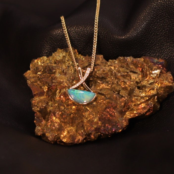 Black solid Opal 18K gold 0.92ct pendant