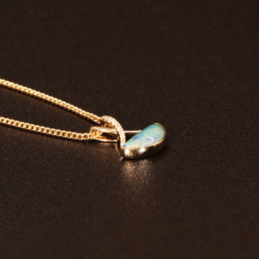 Black solid Opal 18K gold 0.92ct pendant