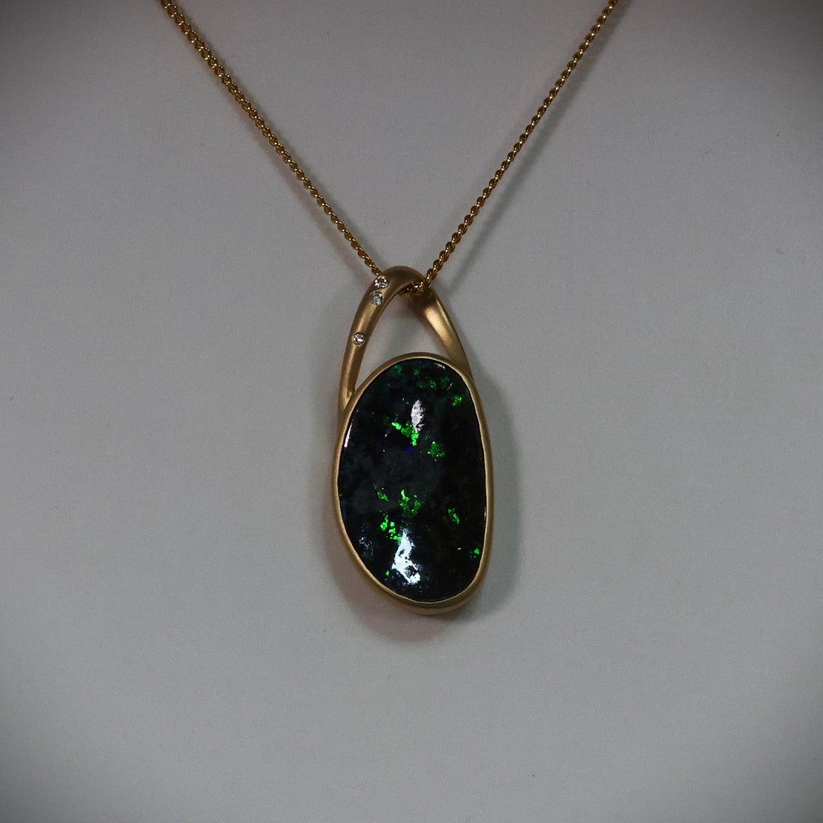 Australian solid Boulder Opal 7.97 ct 18K Gold pendant