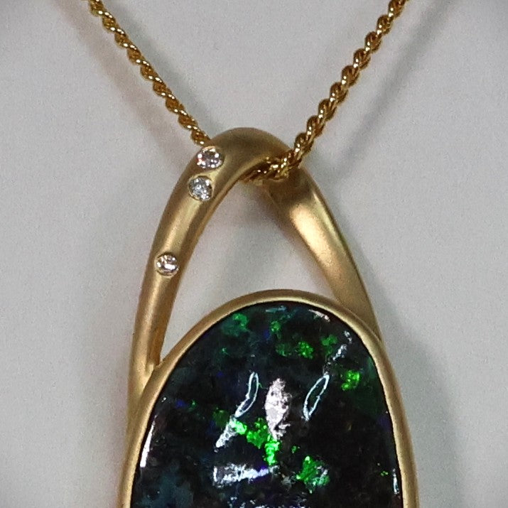 Australian solid Boulder Opal 7.97 ct 18K Gold pendant