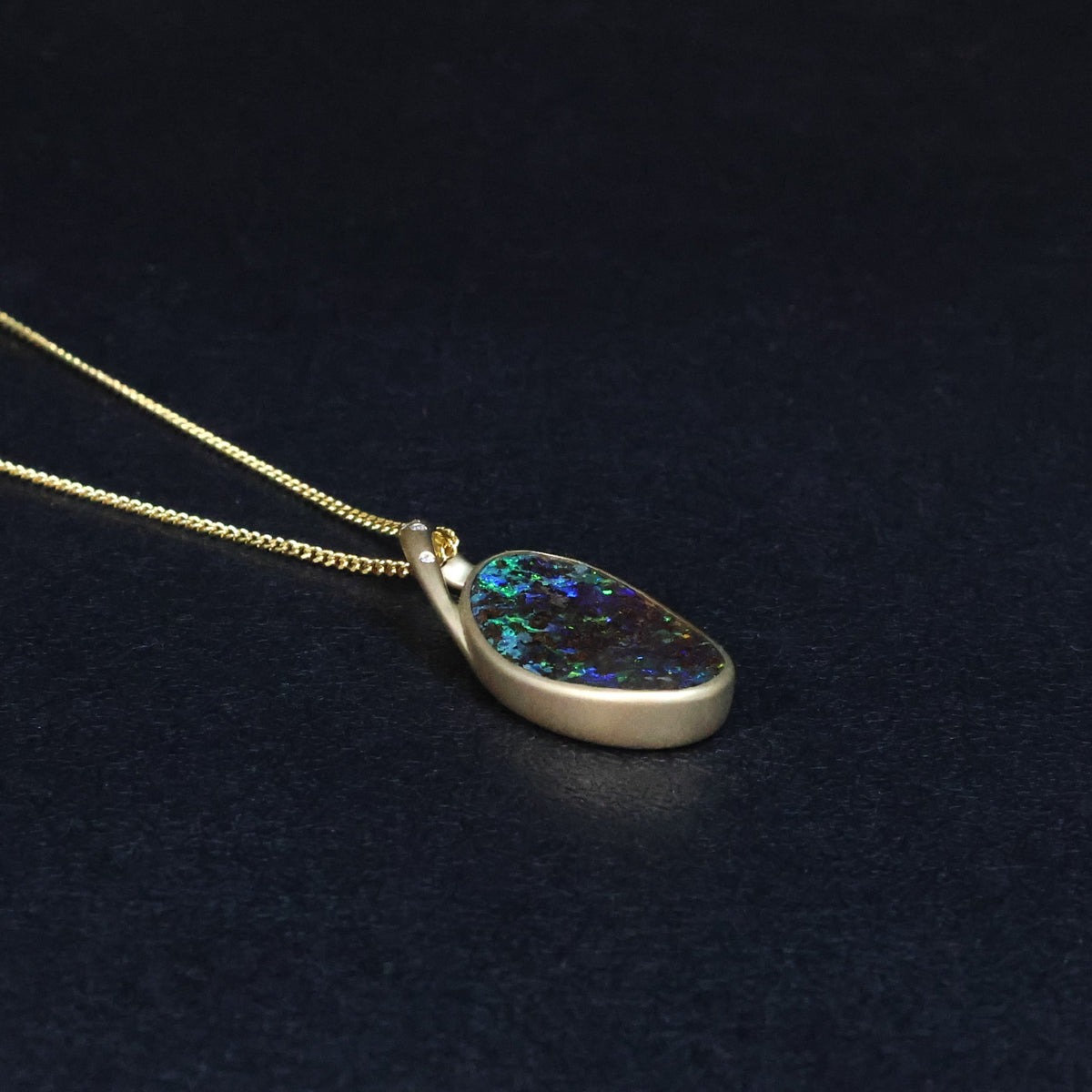 Australian solid Boulder Opal 7.97 ct 18K Gold pendant