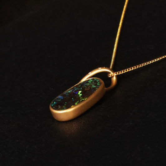 Australian solid Boulder Opal 7.97 ct 18K Gold pendant