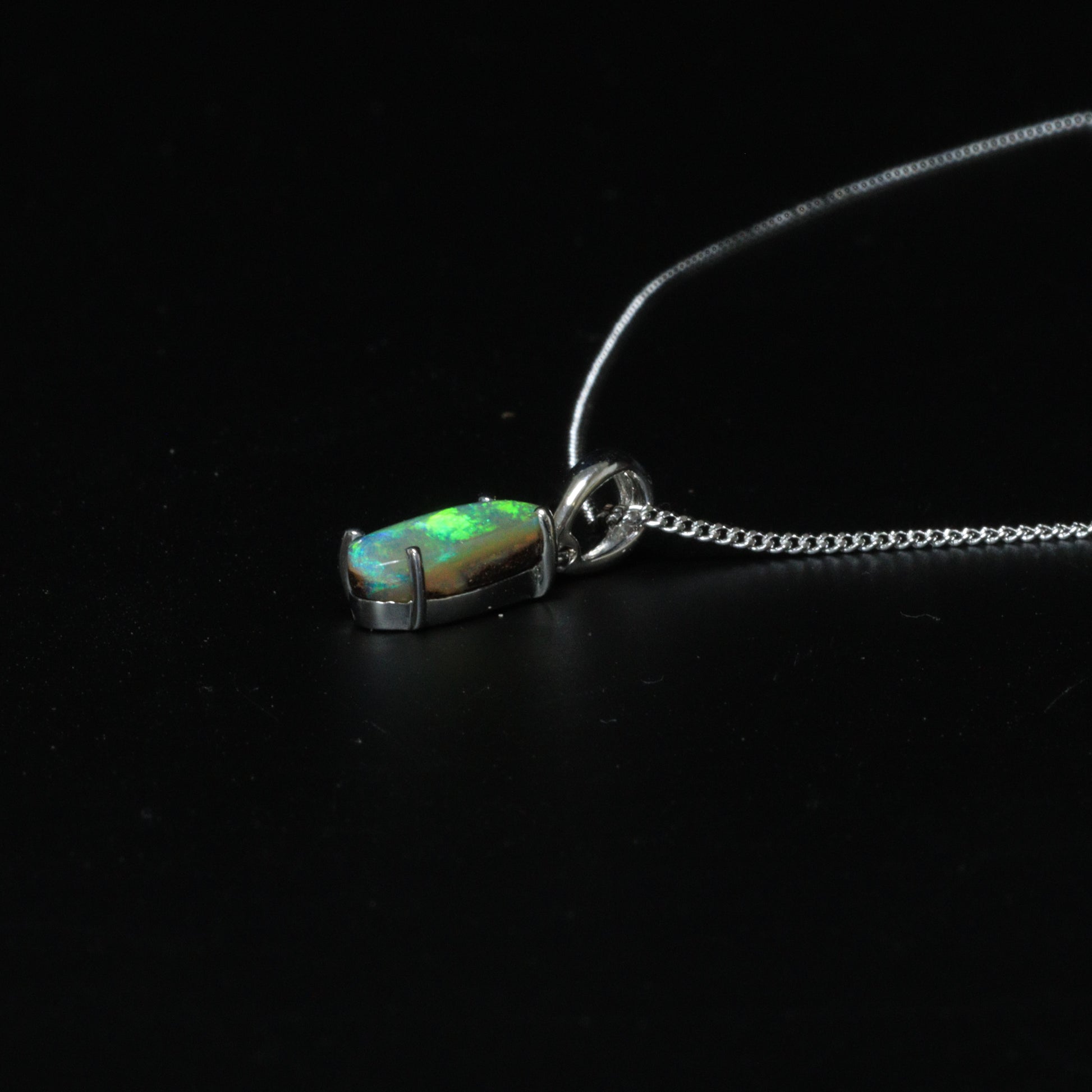 Opal pendant - 1046 A