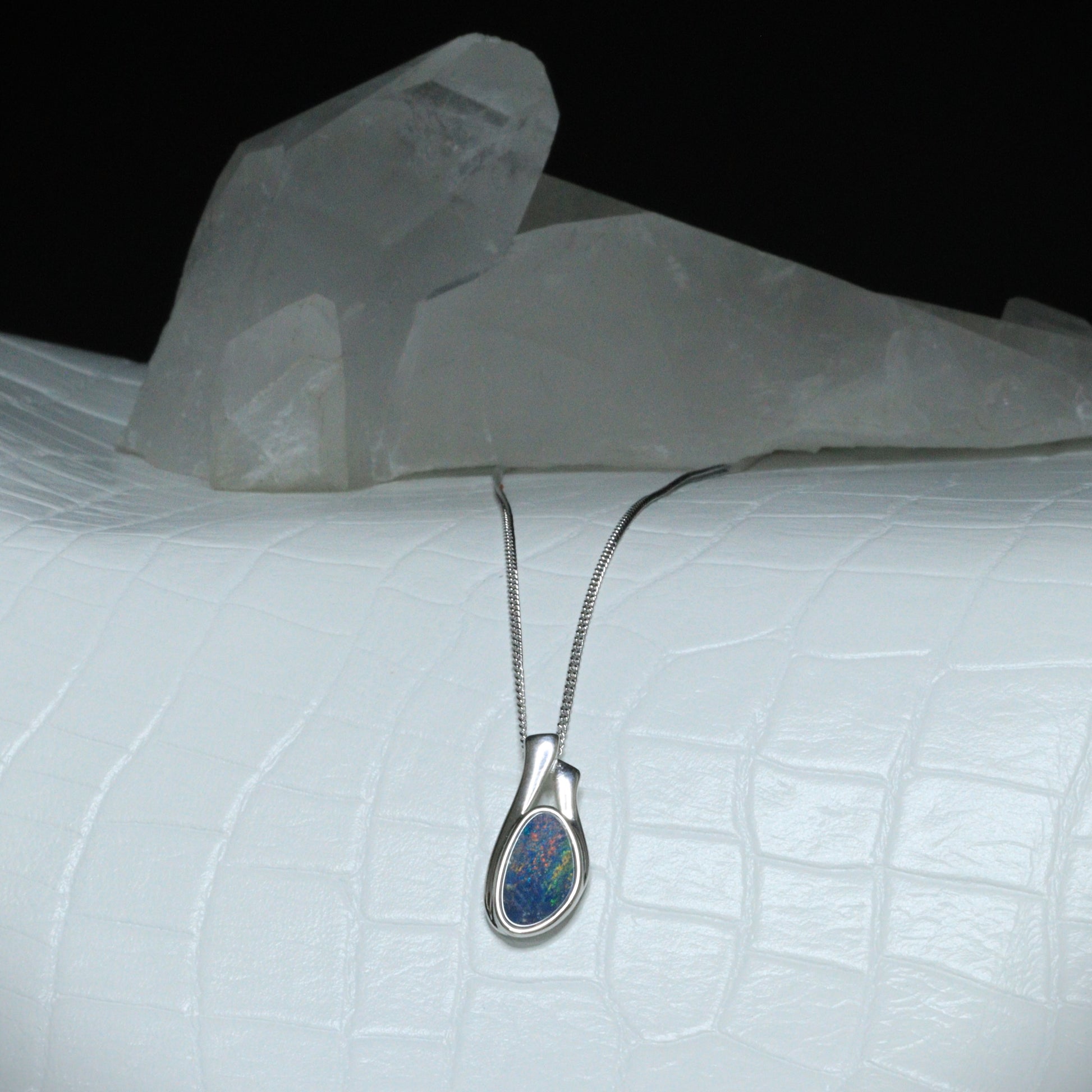 Opal doublet pendant - 172