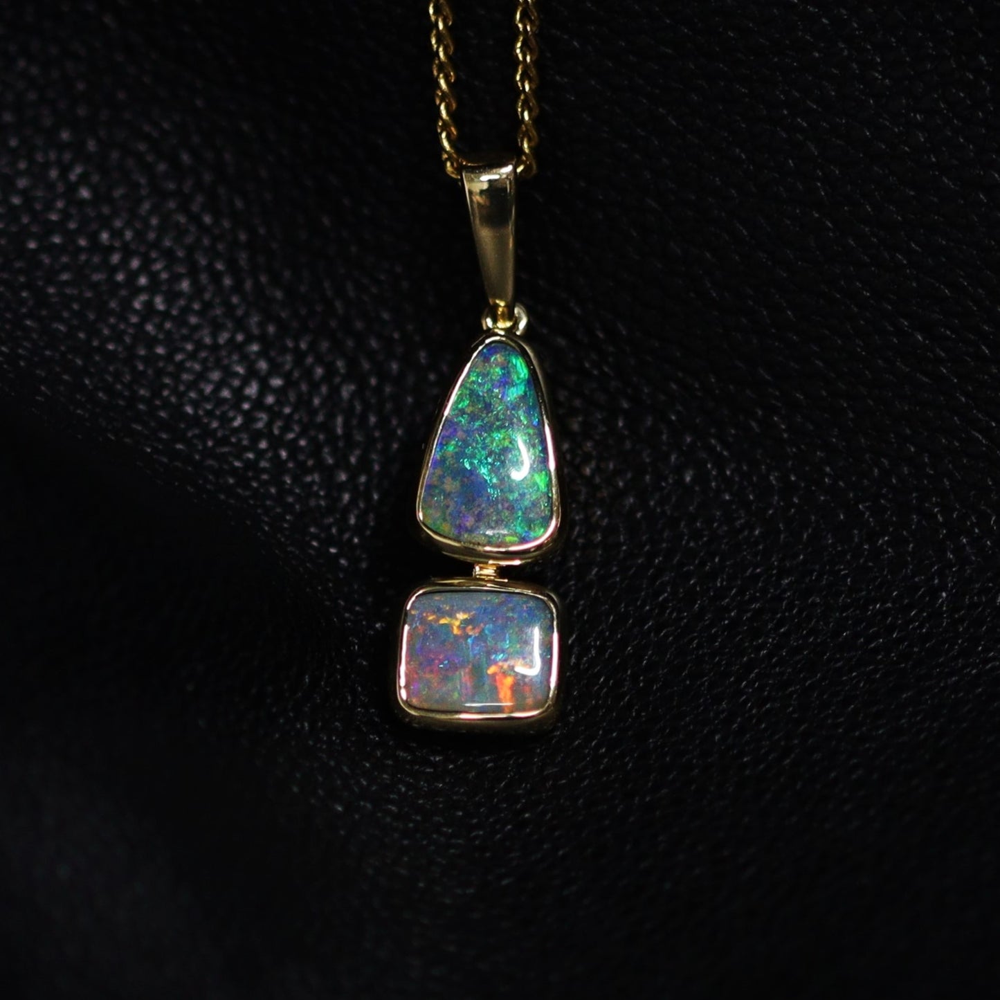Boulder Opal Pendant – 18K Gold, 1.55ct, Light Red & Green