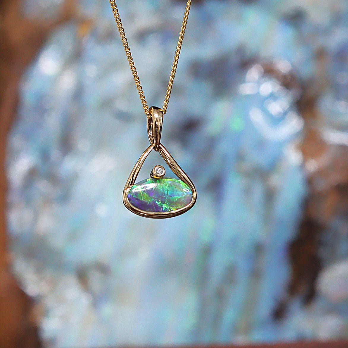 Black Opal Pendant – 18K Gold, Rolling Flash, Green