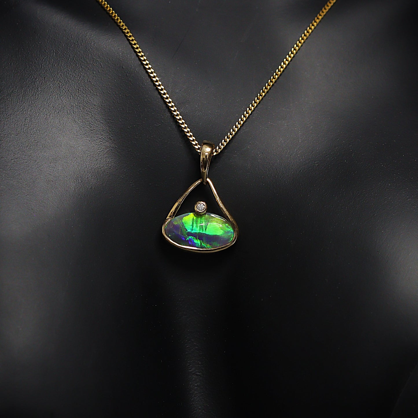 Black Opal Pendant – 18K Gold, Rolling Flash, Green