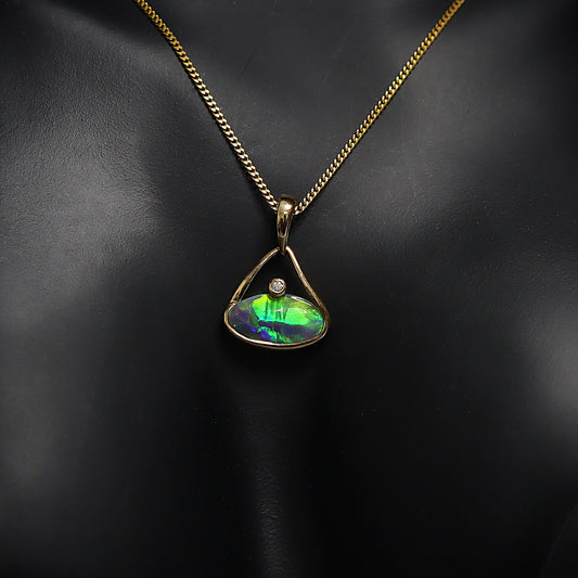 Black Opal Pendant – 18K Gold, Rolling Flash, Green