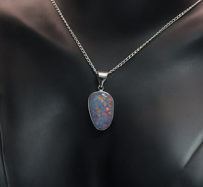 Necklace with a pendant featuring a multicolored stone 
