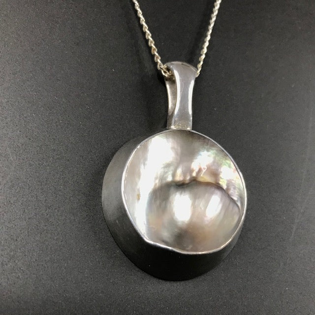 Pearl pendant 